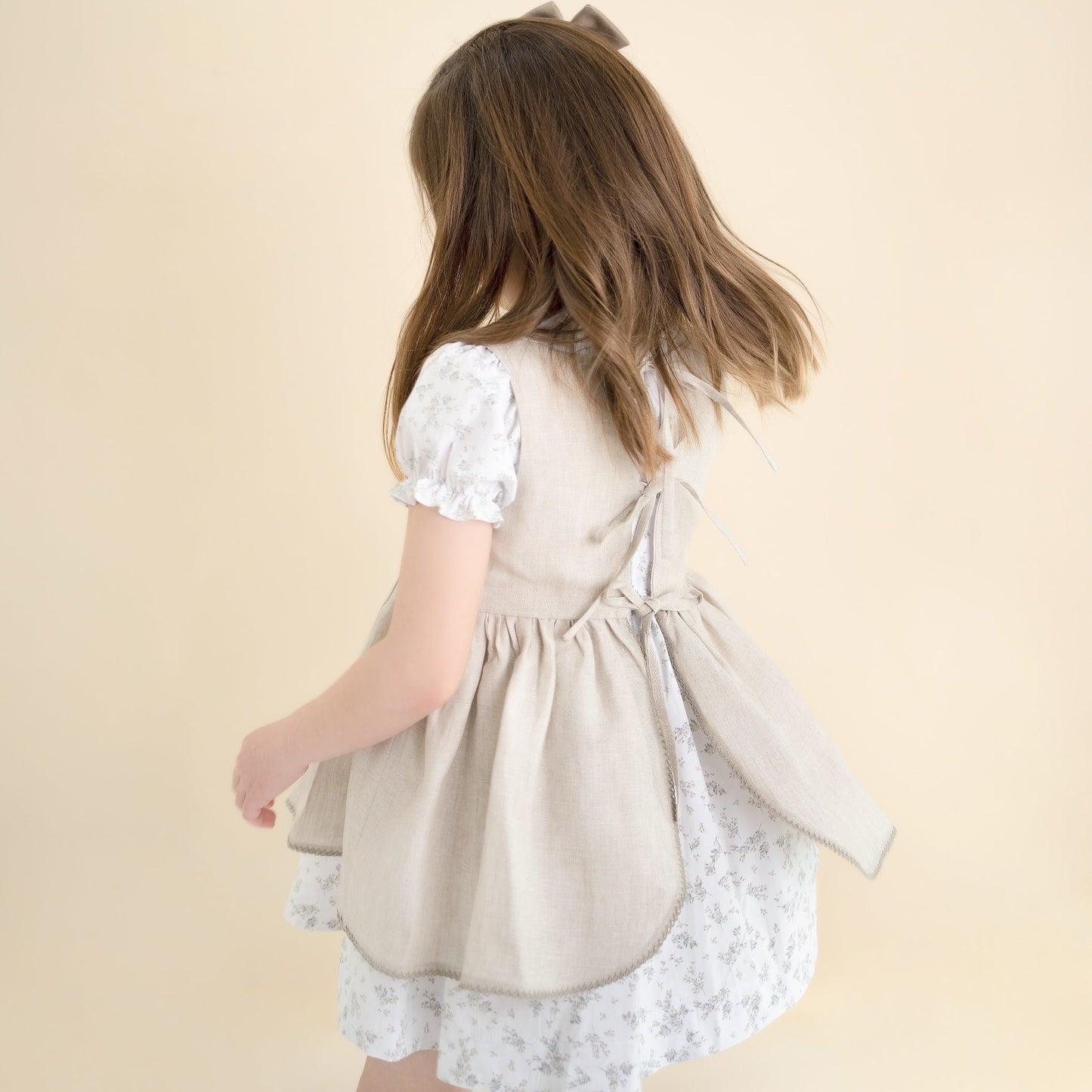 VESTIDO FLORES CON MANDIL